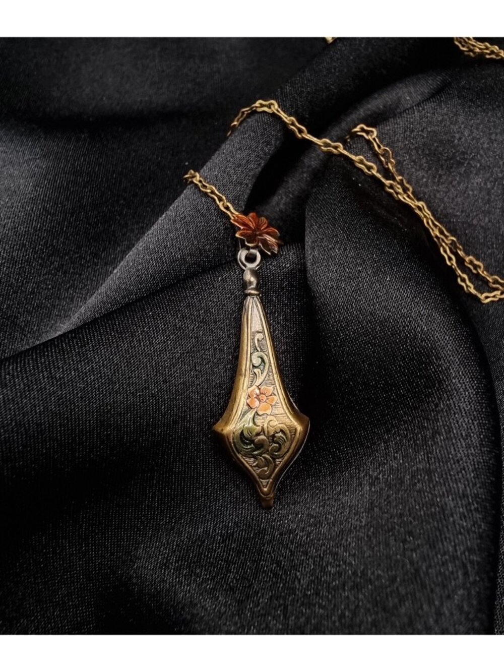 Antique-Inspired Floral Pendant Necklace With Ornate Gold Chain & Enamel Detaili